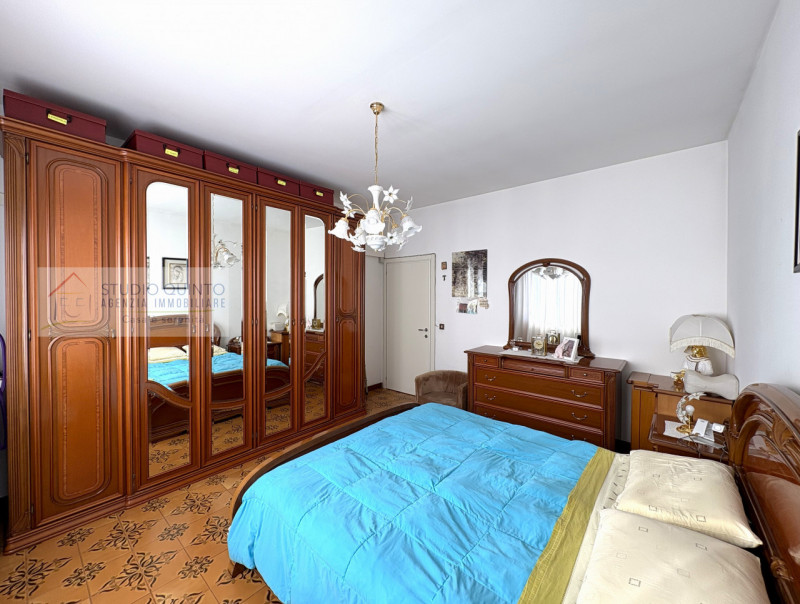 Su palazzina di sole 4 unità, si trova questo appartamento con ambienti molto luminosi grazie all...