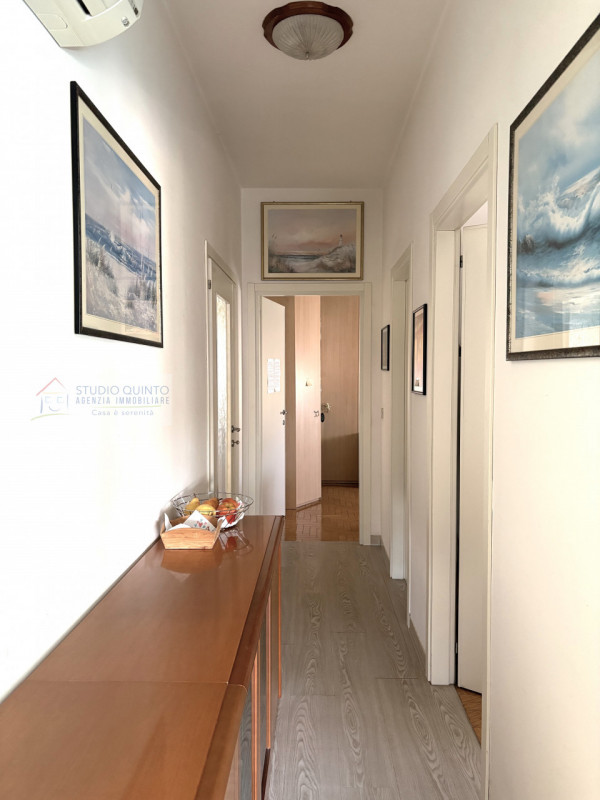 Su palazzina di sole 4 unità, si trova questo appartamento con ambienti molto luminosi grazie all...