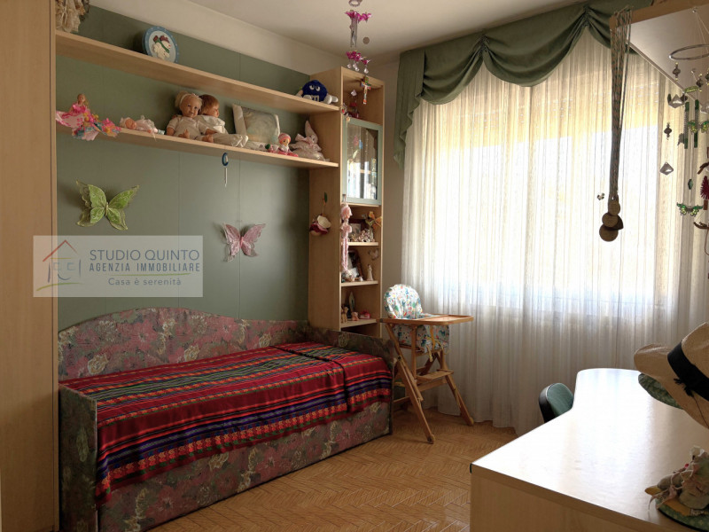 Su palazzina di sole 4 unità, si trova questo appartamento con ambienti molto luminosi grazie all...