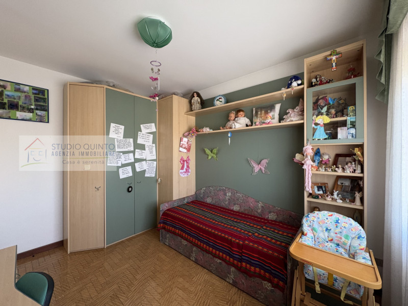 Su palazzina di sole 4 unità, si trova questo appartamento con ambienti molto luminosi grazie all...