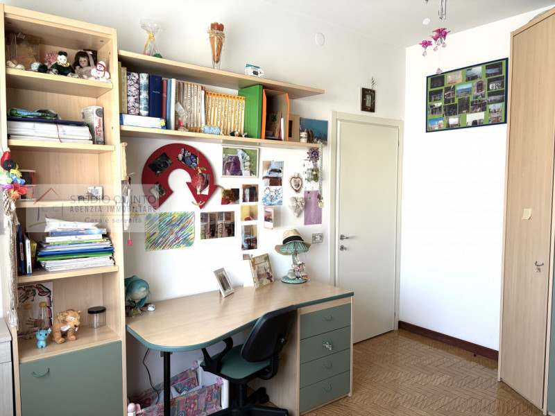 Su palazzina di sole 4 unità, si trova questo appartamento con ambienti molto luminosi grazie all...