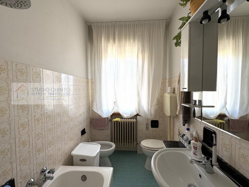 Su palazzina di sole 4 unità, si trova questo appartamento con ambienti molto luminosi grazie all...