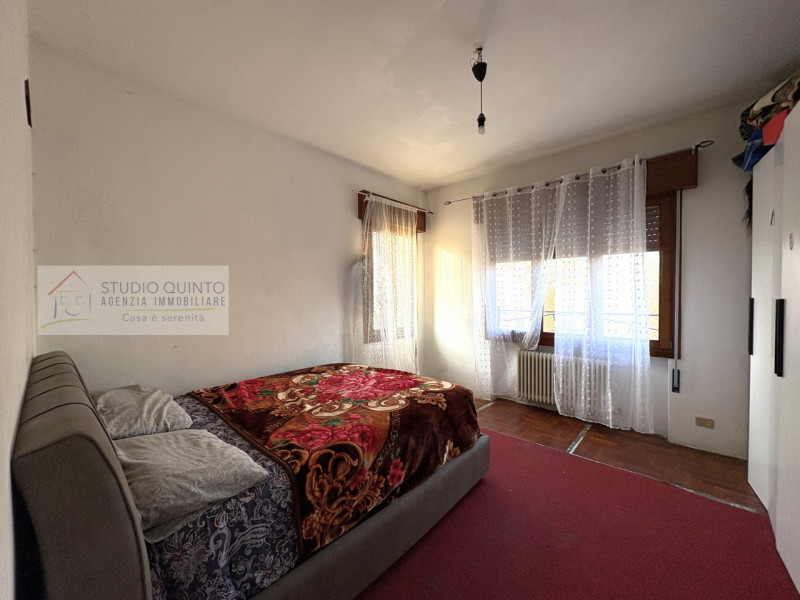 Su piccola palazzina di sole quattro unità presentiamo questo appartamento da investimento attual...