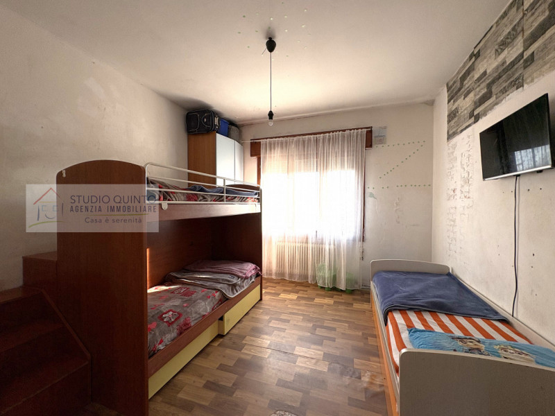 Su piccola palazzina di sole quattro unità presentiamo questo appartamento da investimento attual...