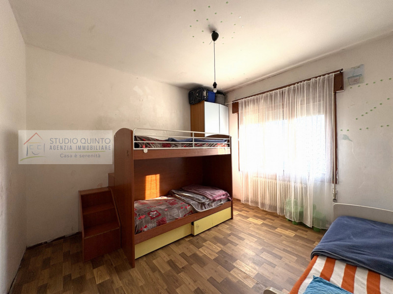 Su piccola palazzina di sole quattro unità presentiamo questo appartamento da investimento attual...