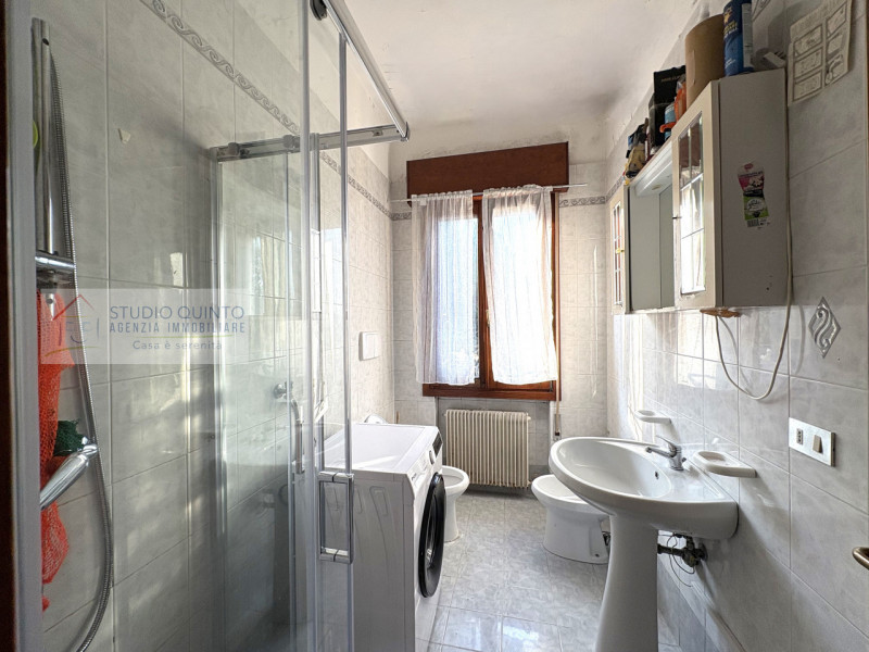 Su piccola palazzina di sole quattro unità presentiamo questo appartamento da investimento attual...