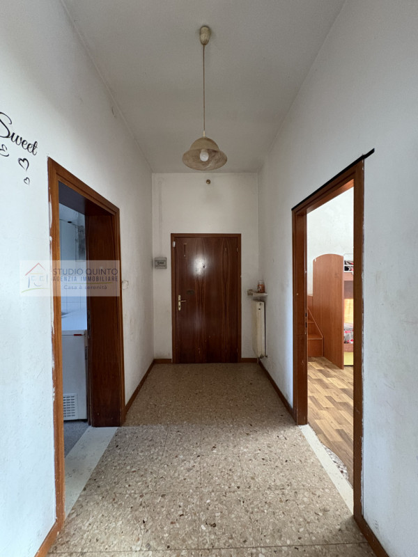 Su piccola palazzina di sole quattro unità presentiamo questo appartamento da investimento attual...