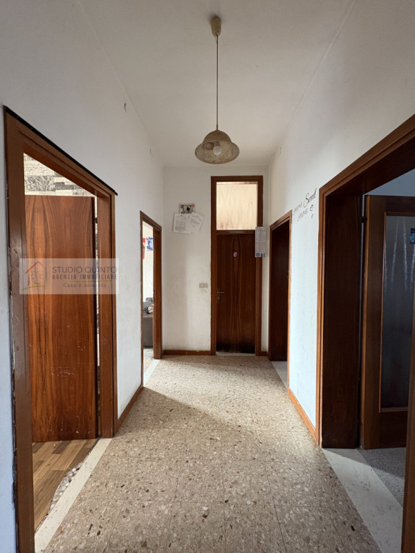 Su piccola palazzina di sole quattro unità presentiamo questo appartamento da investimento attual...