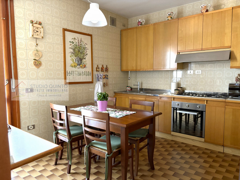 Situato nel cuore di Quinto di Treviso, presentiamo questo appartamento caratterizzato da spazi a...