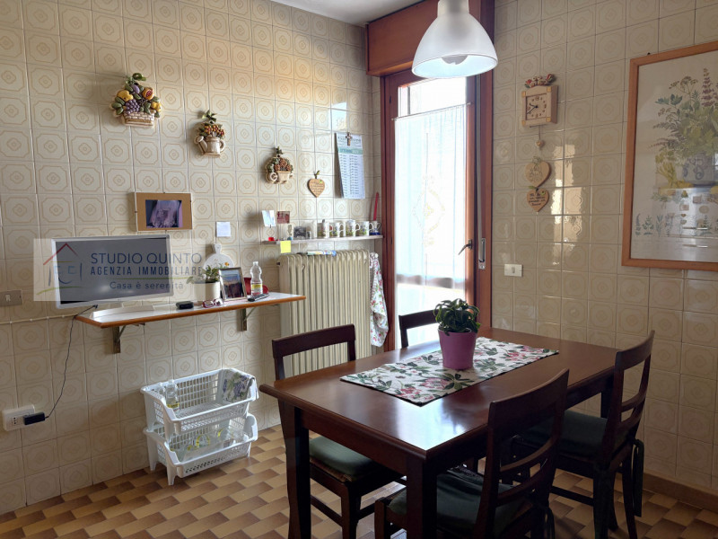 Situato nel cuore di Quinto di Treviso, presentiamo questo appartamento caratterizzato da spazi a...