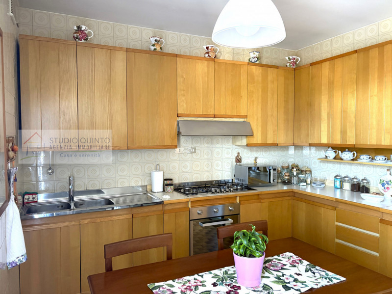 Situato nel cuore di Quinto di Treviso, presentiamo questo appartamento caratterizzato da spazi a...