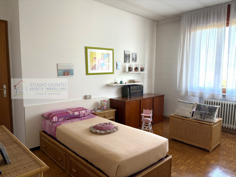 Situato nel cuore di Quinto di Treviso, presentiamo questo appartamento caratterizzato da spazi a...