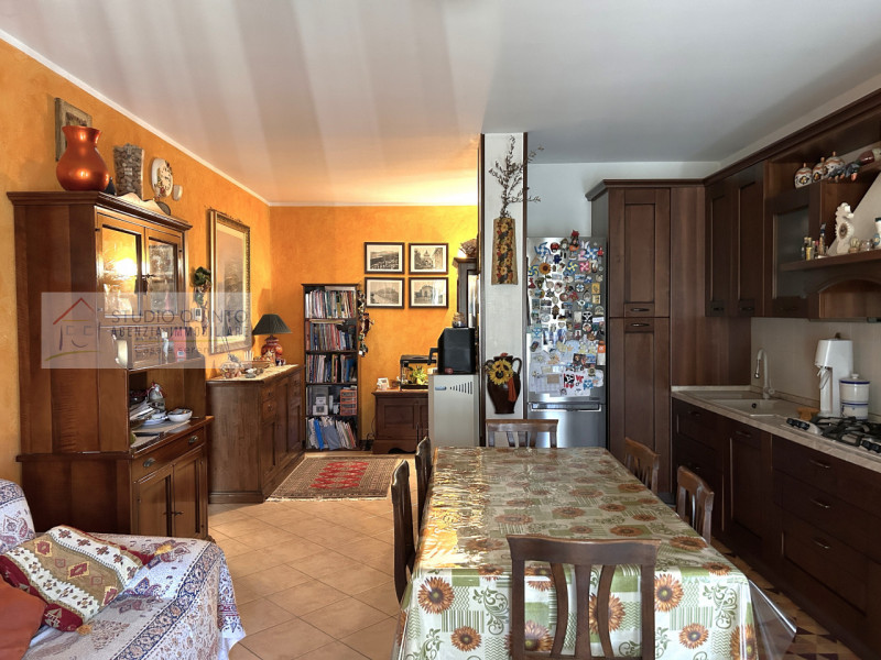 In posizione centralissima, proponiamo un appartamento recente con terrazza.
L’ingresso conduce d...