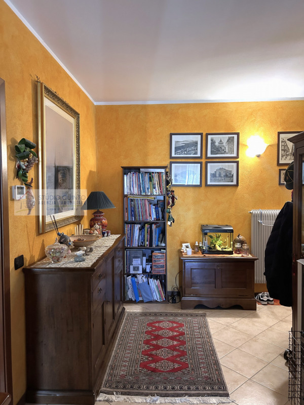 In posizione centralissima, proponiamo un appartamento recente con terrazza.
L’ingresso conduce d...