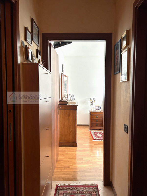 In posizione centralissima, proponiamo un appartamento recente con terrazza.
L’ingresso conduce d...