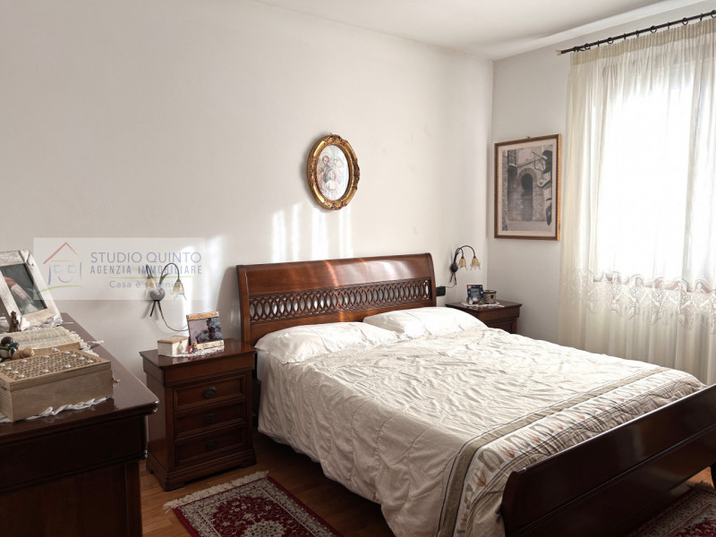 In posizione centralissima, proponiamo un appartamento recente con terrazza.
L’ingresso conduce d...