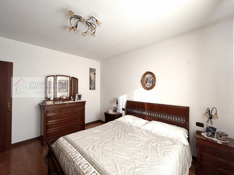 In posizione centralissima, proponiamo un appartamento recente con terrazza.
L’ingresso conduce d...