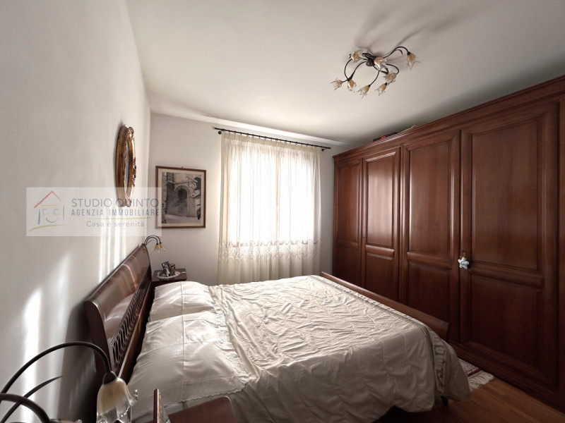 In posizione centralissima, proponiamo un appartamento recente con terrazza.
L’ingresso conduce d...