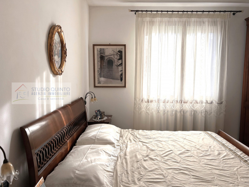 In posizione centralissima, proponiamo un appartamento recente con terrazza.
L’ingresso conduce d...