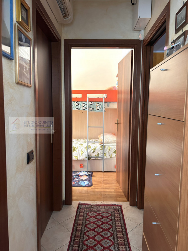 In posizione centralissima, proponiamo un appartamento recente con terrazza.
L’ingresso conduce d...