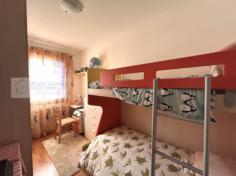 In posizione centralissima, proponiamo un appartamento recente con terrazza.
L’ingresso conduce d...