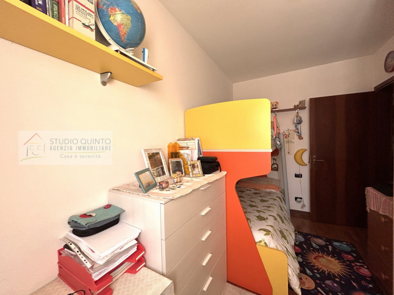 In posizione centralissima, proponiamo un appartamento recente con terrazza.
L’ingresso conduce d...