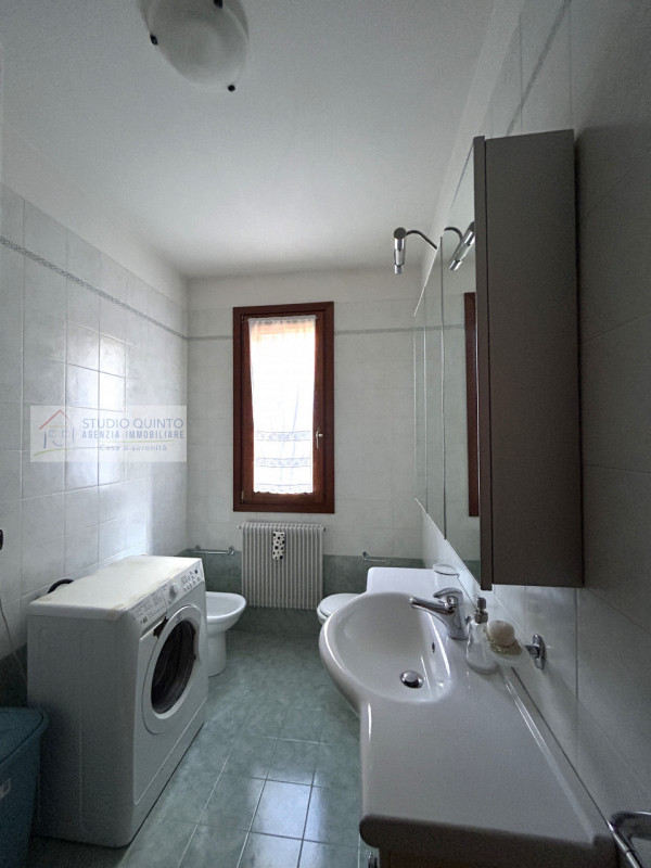 In posizione centralissima, proponiamo un appartamento recente con terrazza.
L’ingresso conduce d...