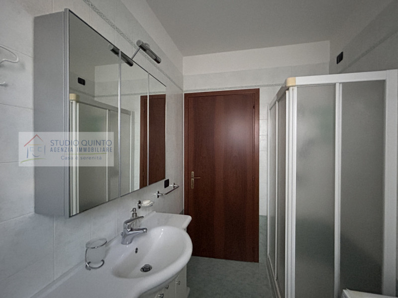 In posizione centralissima, proponiamo un appartamento recente con terrazza.
L’ingresso conduce d...