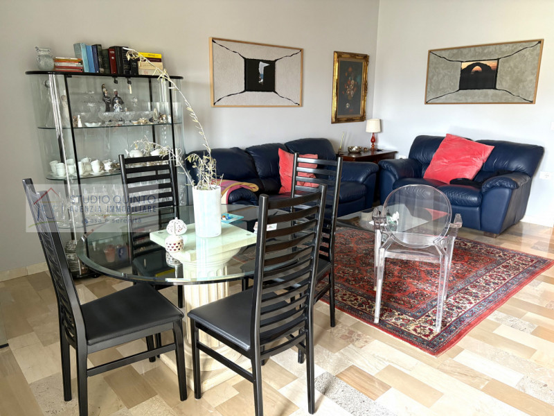 In una strada cieca riservata ai residenti, su piccola palazzina, troviamo questo appartamento da...