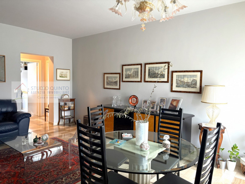 In una strada cieca riservata ai residenti, su piccola palazzina, troviamo questo appartamento da...