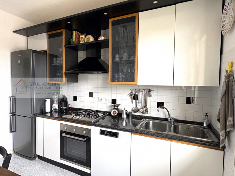 In una strada cieca riservata ai residenti, su piccola palazzina, troviamo questo appartamento da...