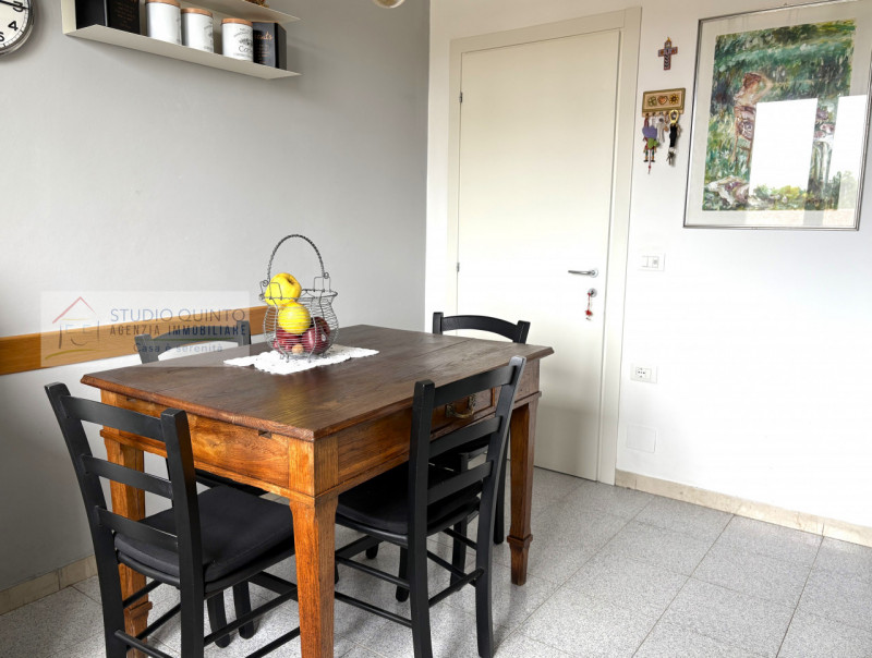 In una strada cieca riservata ai residenti, su piccola palazzina, troviamo questo appartamento da...