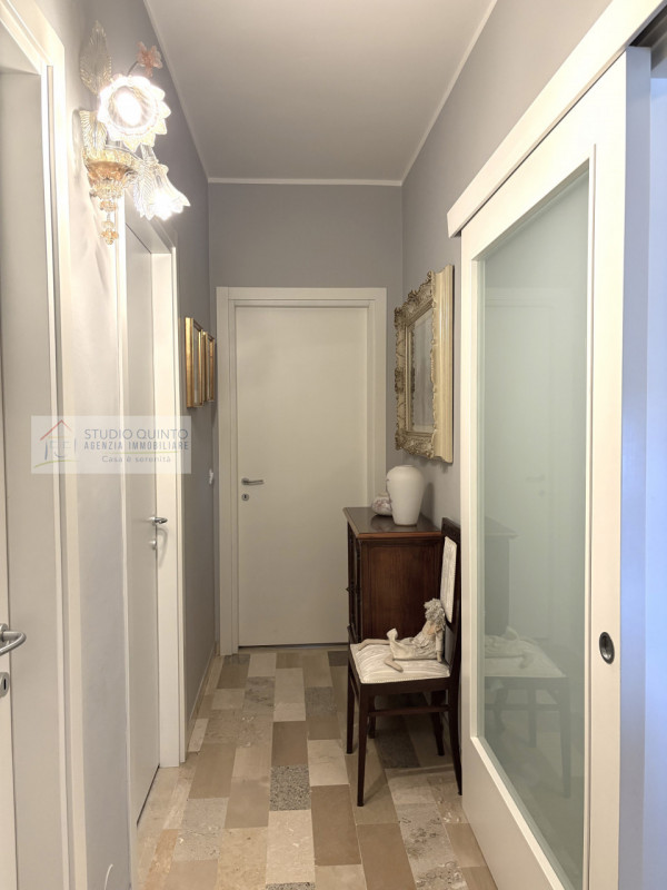 In una strada cieca riservata ai residenti, su piccola palazzina, troviamo questo appartamento da...