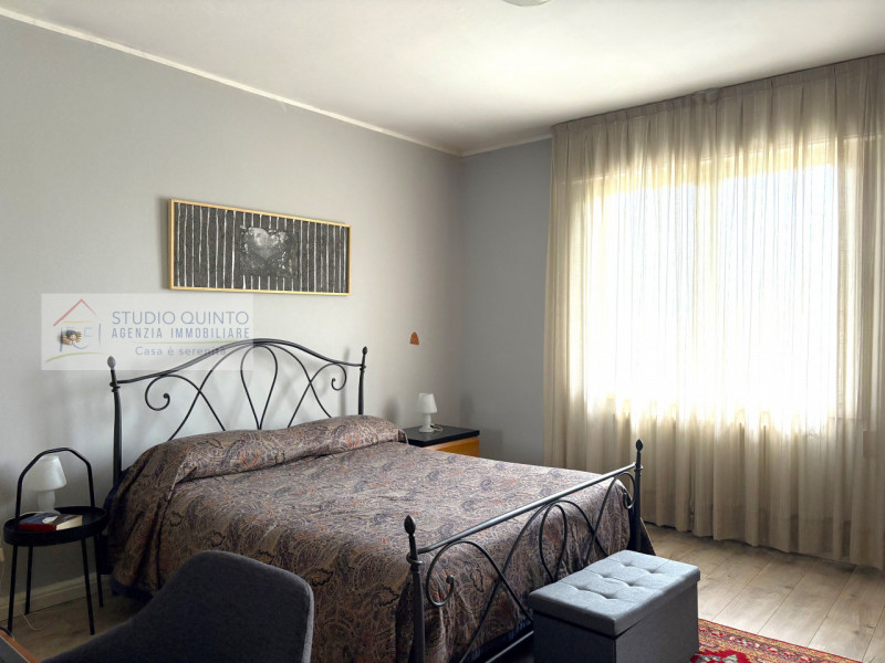 In una strada cieca riservata ai residenti, su piccola palazzina, troviamo questo appartamento da...