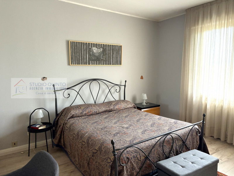 In una strada cieca riservata ai residenti, su piccola palazzina, troviamo questo appartamento da...