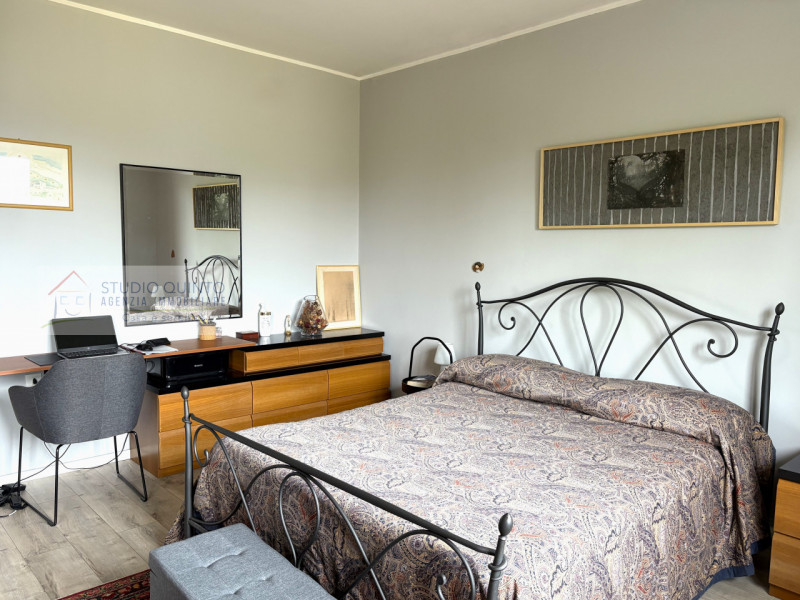 In una strada cieca riservata ai residenti, su piccola palazzina, troviamo questo appartamento da...