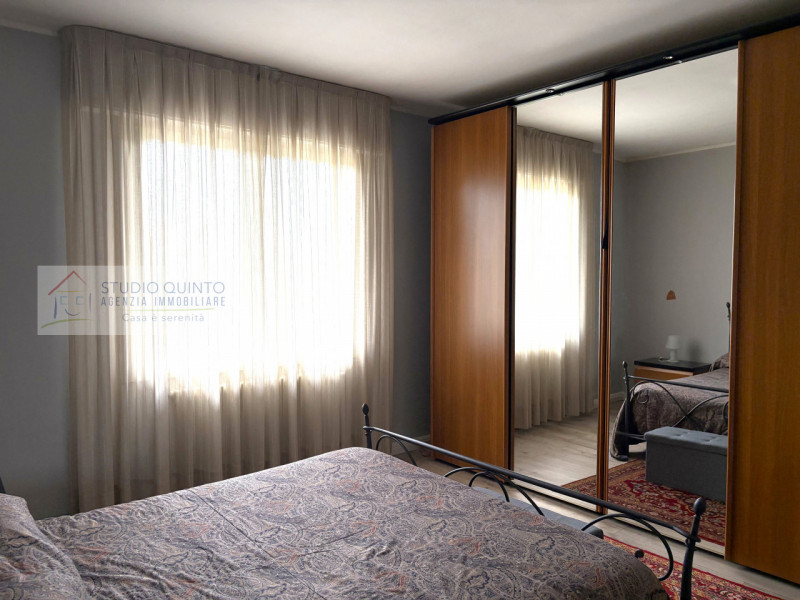 In una strada cieca riservata ai residenti, su piccola palazzina, troviamo questo appartamento da...