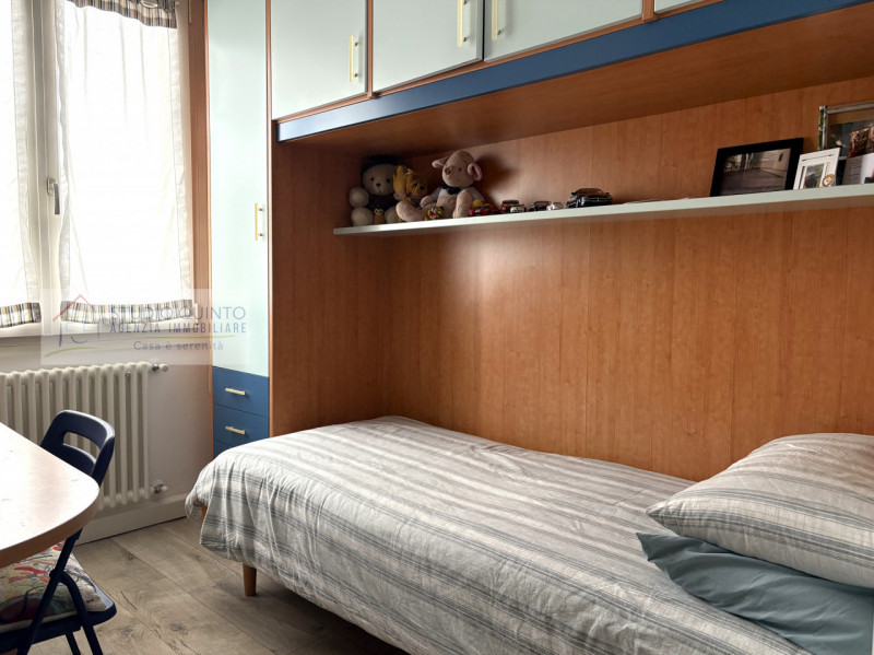 In una strada cieca riservata ai residenti, su piccola palazzina, troviamo questo appartamento da...