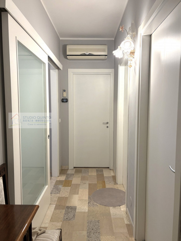 In una strada cieca riservata ai residenti, su piccola palazzina, troviamo questo appartamento da...