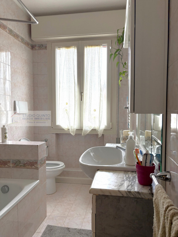 In una strada cieca riservata ai residenti, su piccola palazzina, troviamo questo appartamento da...