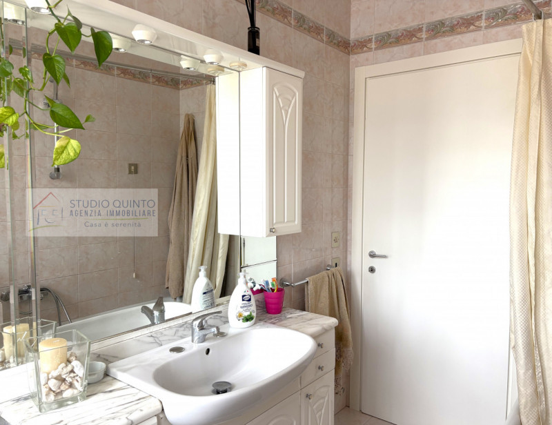 In una strada cieca riservata ai residenti, su piccola palazzina, troviamo questo appartamento da...