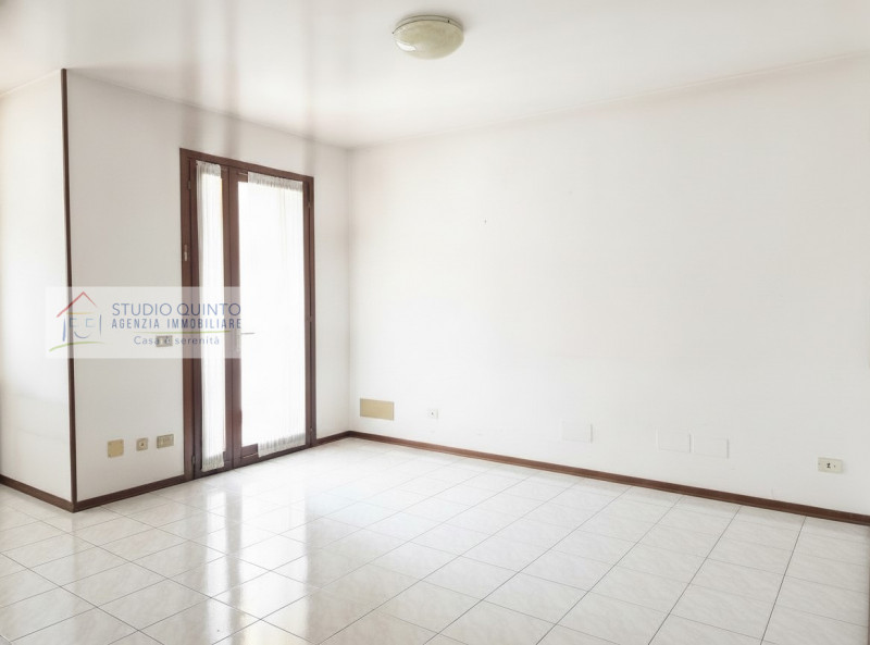 In una tranquilla zona residenziale riservata ai soli residenti, proponiamo in vendita una villa ...