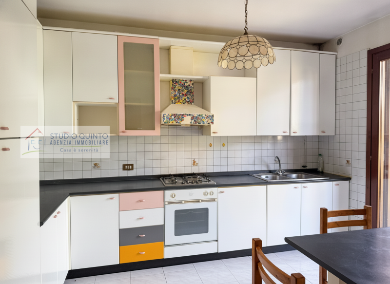 In una tranquilla zona residenziale riservata ai soli residenti, proponiamo in vendita una villa ...