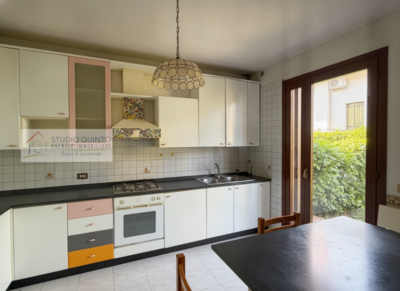 In una tranquilla zona residenziale riservata ai soli residenti, proponiamo in vendita una villa ...