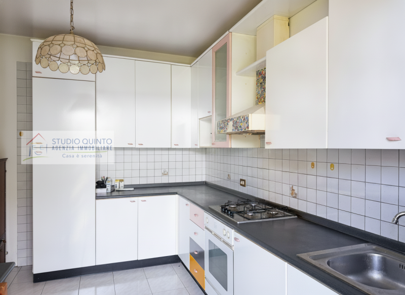 In una tranquilla zona residenziale riservata ai soli residenti, proponiamo in vendita una villa ...