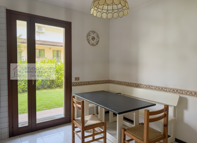 In una tranquilla zona residenziale riservata ai soli residenti, proponiamo in vendita una villa ...