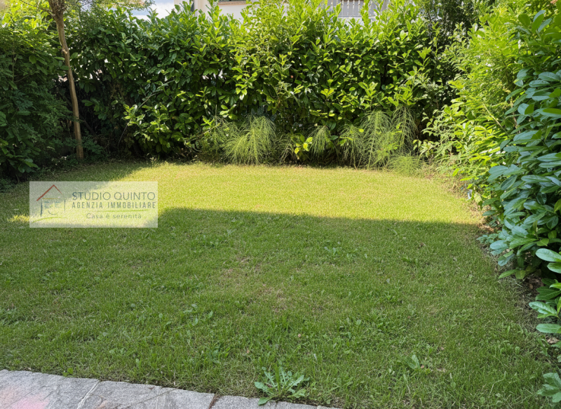 In una tranquilla zona residenziale riservata ai soli residenti, proponiamo in vendita una villa ...
