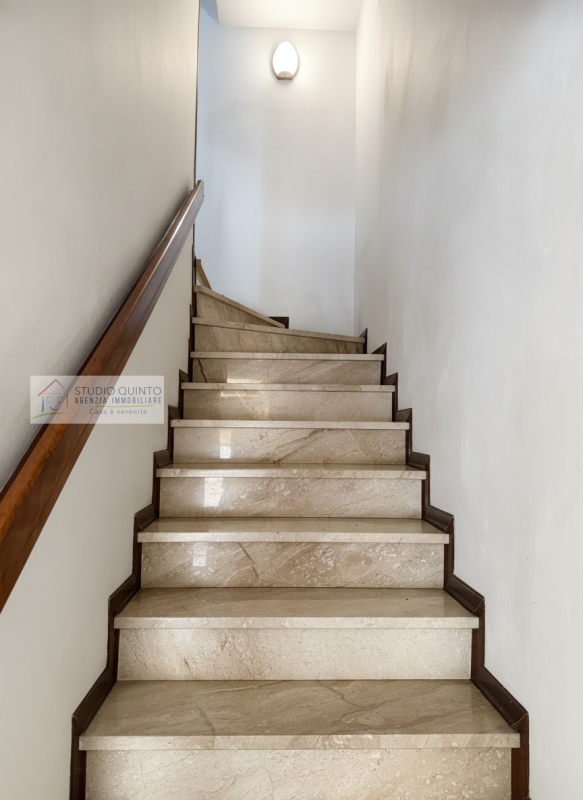 In una tranquilla zona residenziale riservata ai soli residenti, proponiamo in vendita una villa ...