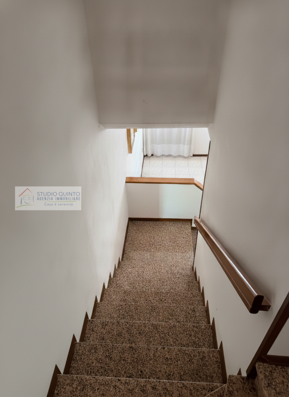 In una tranquilla zona residenziale riservata ai soli residenti, proponiamo in vendita una villa ...