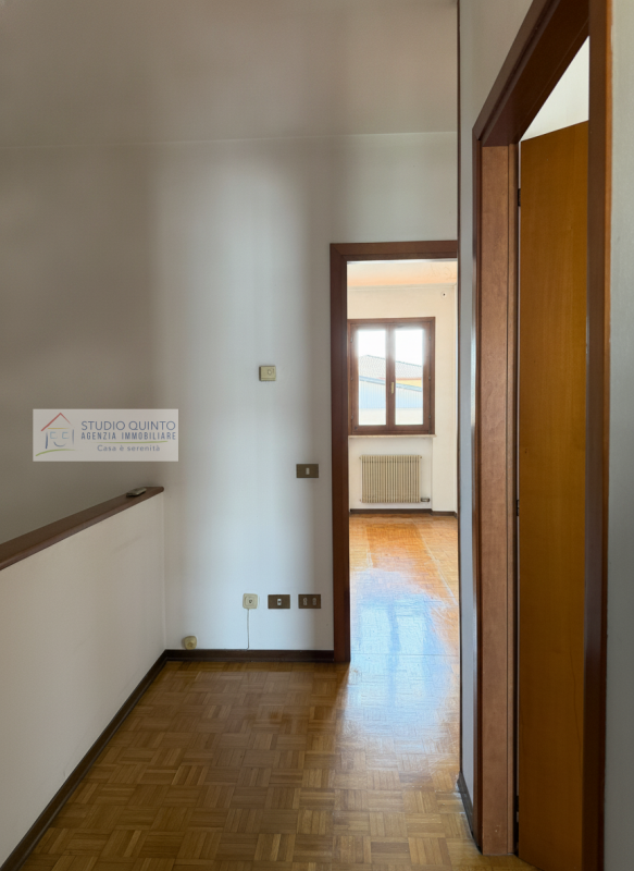 In una tranquilla zona residenziale riservata ai soli residenti, proponiamo in vendita una villa ...